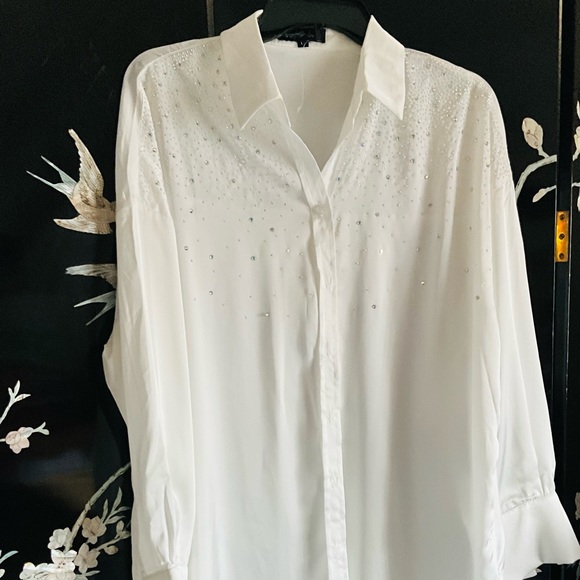 🦢 NWT This beautiful blouse is adorned with faint blue iridescent rhinestones. - Picture 2 of 5